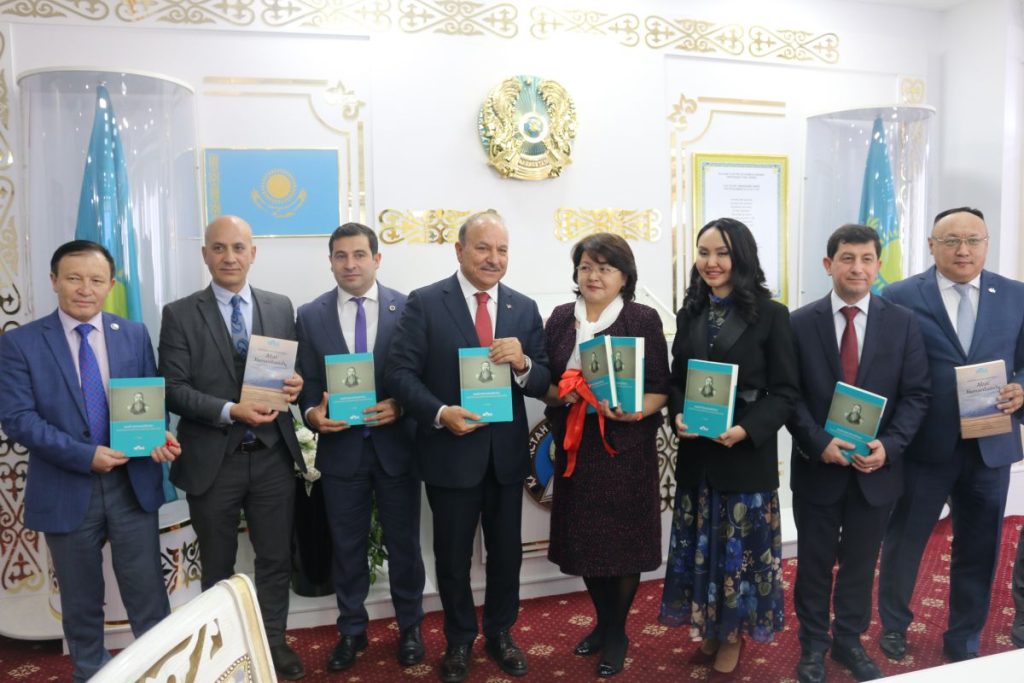Hoca Ahmet Yesevi Üniversitesi Avrasya Araştırma Enstitüsü tarafından hazırlanan “The Wisdom of the Great Steppe – Abai Kunanbaiuly” ve “Abay Kunanbayoğlu: Açıklamalı Bibliyografya” eserlerinin tanıtımı, Hoca Ahmet Yesevi Üniversitesi, Abay Akademisi ve Kazak Milli Akademik Kütüphanesi iş birliğinde 14 Ekim 2022 tarihinde Astana’da gerçekleştirildi.