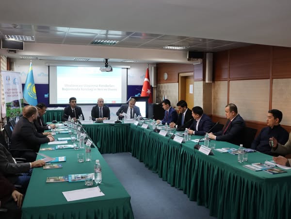 Merkezi Bakü’de bulunan Dünya Genç Türk Yazarlar Birliği iş birliğinde planlanan “Uluslararası Ulaştırma Koridorları Bağlamında Karabağın Yeri ve Önemi” konulu konferans, Azerbaycan’ın Almatı Konsolosu Anar Huseynzade’nin de katılımıyla gerçekleşti.
