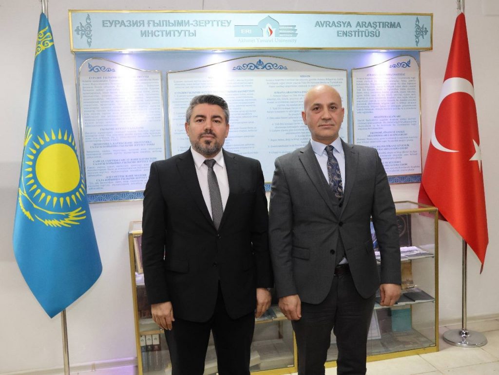 TİKA Başkan Yardımcısı Dr. Ümit Naci Yorulmaz ve Kazakistan Koordinatörü Hikmet Özdenoğlu, Enstitümüzü ziyaret ederek, tefrişatı TİKA tarafından yapılan sınıflarda incelemelerde bulundu.