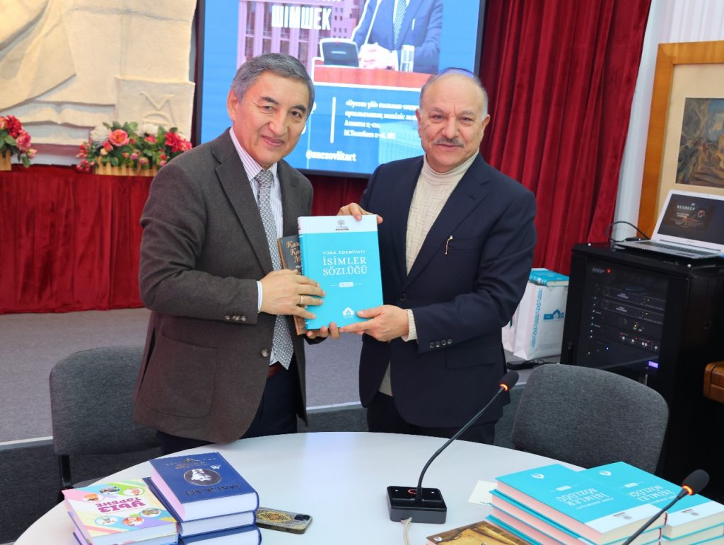 Ahmet Yesevi Üniversitesi Mütevelli Heyet Başkanı Prof. Dr. Muhittin Şimşek, M.Avezov Edebiyat ve Sanat Enstitüsü Direktörü Prof. Dr. Kenjehan Matıjanov’u ziyaret etti. Görüşmede iki kurum arasında devam eden işbirliğinin daha da geliştirilmesine yönelik istişarelerde bulunuldu.