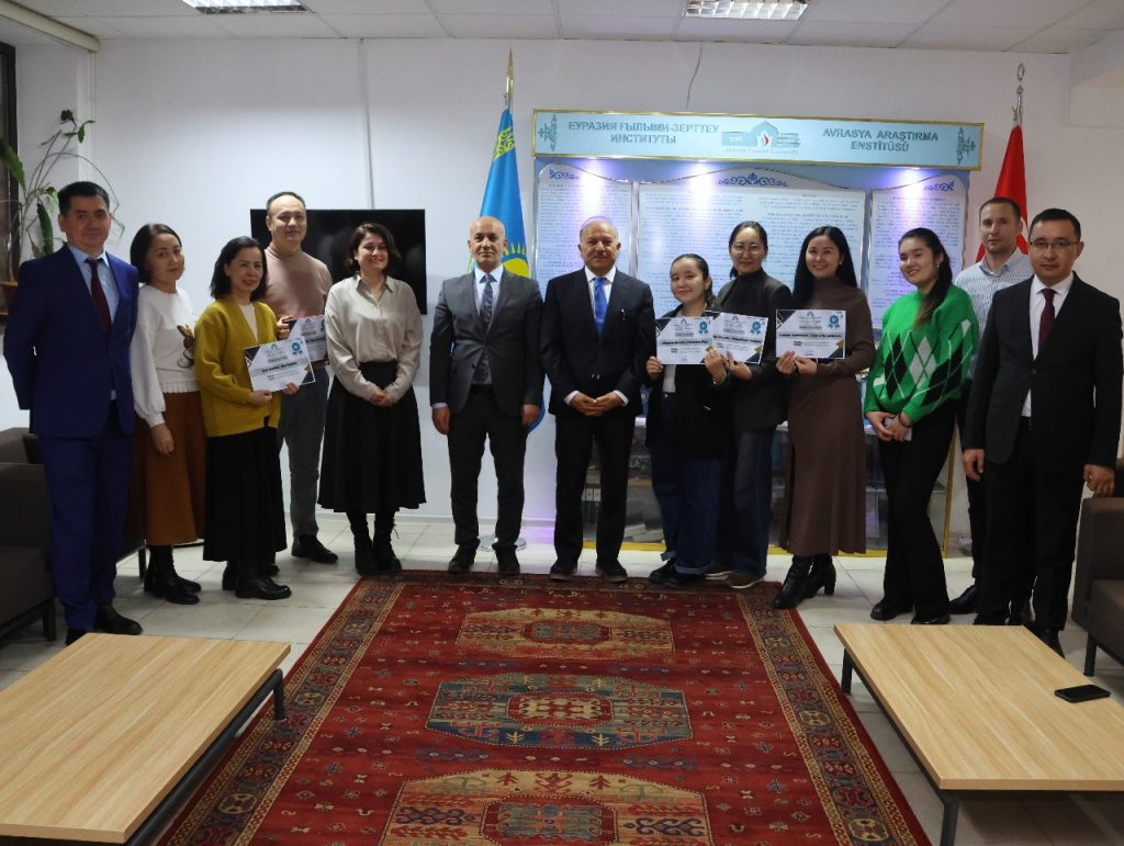 Ahmet Yesevi Üniversitesi Mütevelli Heyet Başkanı Prof. Dr. Muhittin Şimşek, Avrasya Araştırma Enstitüsü’nde verilen Türkçe kurslarına katılan gazetecilere sertifikalarını verdi.