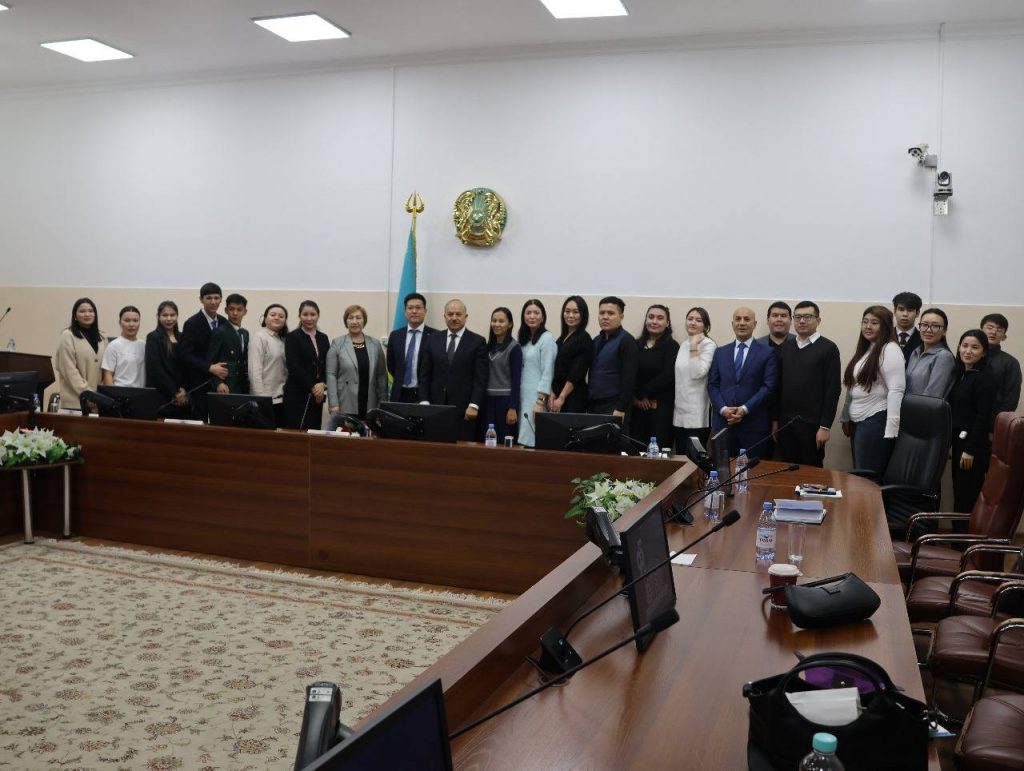 Қожа Ахмет Яссауи атындағы Халықаралық қазақ-түрік университетінің Өкілетті кеңес төрағасы, профессор, доктор Мухиттин Шімшек Абай атындағы Қазақ Ұлттық педагогикалық университетінің жас ғалымдарына «Университеттің қоғам дамуындағы маңызы» тақырыбында дәріс өткізді.