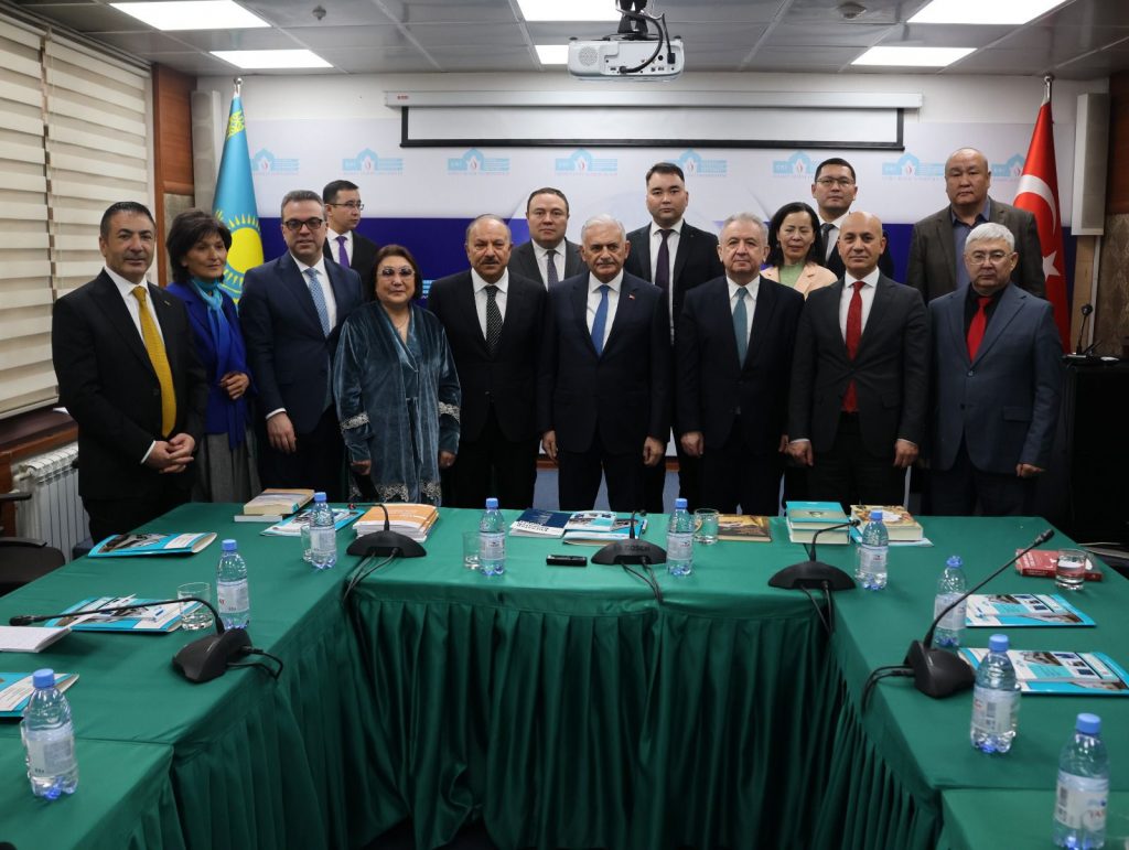 Türkiye Cumhuriyeti 27. Başbakanı ve TDT Aksakallar Heyeti Başkanı Sayın Binali Yıldırım, Enstitümüzü ziyaret ederek araştırmacılarla bir araya geldi.