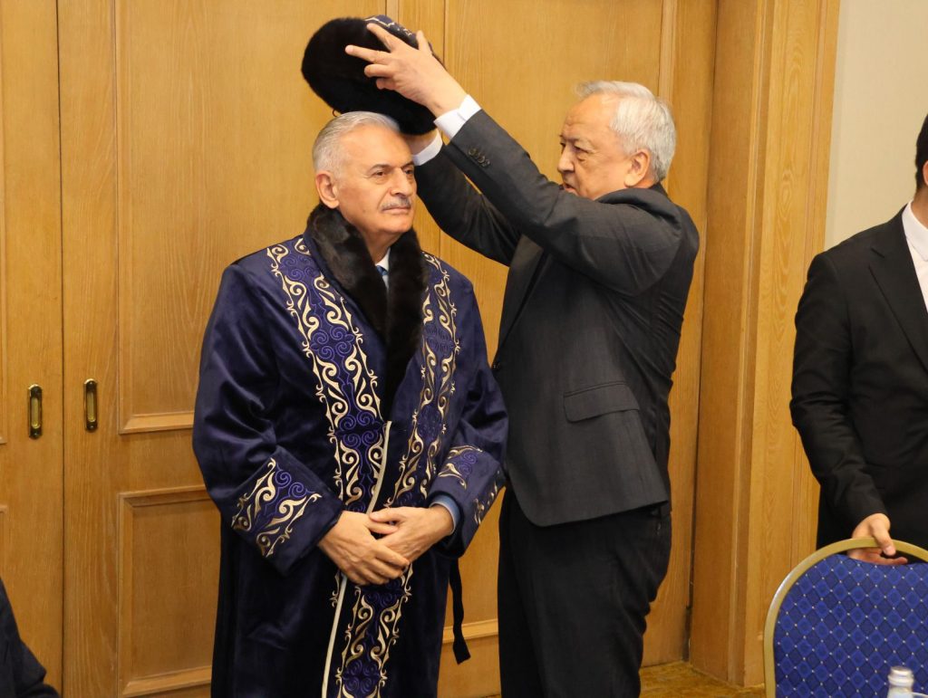 Türkiye Cumhuriyeti’nin 27. Başbakanı ve TDT Aksakallar Heyeti Başkanı Sayın Binali Yıldırım, Almati programi cercevesinde Kazakistan Yazarlar Birligi Baskani ve uyeleri Ile bir araya geldi.