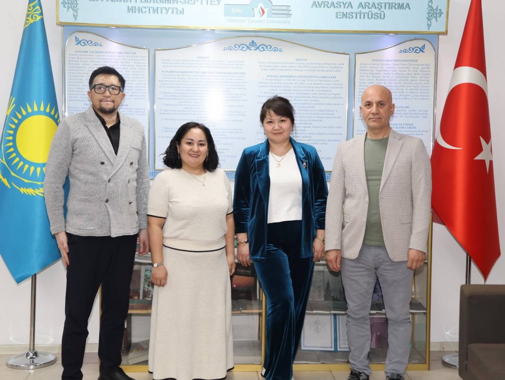 L.G. Avrasya Milli Üniversitesi Bölgesel Çalışmalar Bölüm Başkanı Prof. Dr. Aigerim Ospanova, Sosyoloji Bölümü Öğretim Üyesi Doç. Dr. Nurlan Baygabulov ve Bilimsel Projeler Dairesi Başkanı Aliya Moldakhmetova Enstitümüzü ziyaret etti. Görüşmede devam eden iş birliklerinin geliştirilmesi için bir memorandum imzalanması gündeme getirildi.